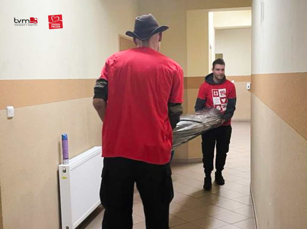 Wolontariusze pomagali nam przenosić rzeczy z samochodu do punktu